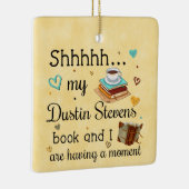 Mein Dustin Stevens Buch und ich haben einen Momen Keramikornament (Rechts)