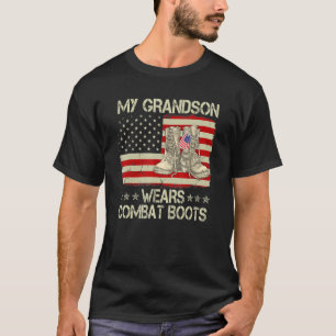 Mein Enkel trägt die Kampfstiefel mit einem stolze T-Shirt