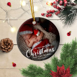 Mein erstes fröhliches kleines Weihnachts-Neugebor Keramik Ornament<br><div class="desc">Einfach liebliches Baby erste Weihnachtsschmuck. Einfach mit Ihren Daten personalisieren. Bitte kontaktieren Sie mich per Chat,  wenn Sie Fragen zum Kunstwerk haben oder eine Anpassung benötigen. BITTE BEACHTEN SIE: Für Hilfe bei Bestellungen,  Versand,  Produktinformationen usw. wenden Sie sich direkt an den Zazzle Kundenservice.</div>