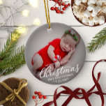 Mein erstes fröhliches kleines Weihnachts-Neugebor Keramik Ornament<br><div class="desc">Einfach liebliches Baby erste Weihnachtsschmuck. Einfach mit Ihren Daten personalisieren. Bitte kontaktieren Sie mich per Chat,  wenn Sie Fragen zum Kunstwerk haben oder eine Anpassung benötigen. BITTE BEACHTEN SIE: Für Unterstützung bei Bestellungen,  Versand,  Produktinformationen usw. wenden Sie sich direkt an den Zazzle Kundenservice https://help.zazzle.com/hc/en-us/articles/221463567-How-Do-I-Contact-Zazzle-Customer-Support-.</div>