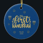 Mein erstes Hanukkah Blau, Stern, Menorah Keramik Ornament<br><div class="desc">Feiern Sie die Freude der ersten Hanukka mit einem besonderen, personalisierten Foto Ihres Neugeborenen! Dieses einzigartige Design bietet elegante Farben in Blau und Gold mit den Sternen von David, einer Menorah und Typografie. Ändern Sie den Text einfach, indem Sie auf die Option "Personalisieren Sie diese Vorlage" klicken. Karo diese Auflistung...</div>