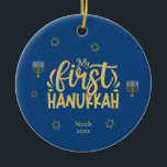 Mein erstes Hanukkah Blau, Stern, Menorah Keramik Ornament<br><div class="desc">Feiern Sie die Freude der ersten Hanukka mit einem besonderen, personalisierten Foto Ihres Neugeborenen! Dieses einzigartige Design bietet elegante Farben in Blau und Gold mit den Sternen von David, einer Menorah und Typografie. Ändern Sie den Text einfach, indem Sie auf die Option "Personalisieren Sie diese Vorlage" klicken. Karo diese Auflistung...</div>