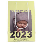 Mein erstes Jahr 2023 Modernes Cutout Baby Foto ge Mittlere Geschenktüte (Rückseite)