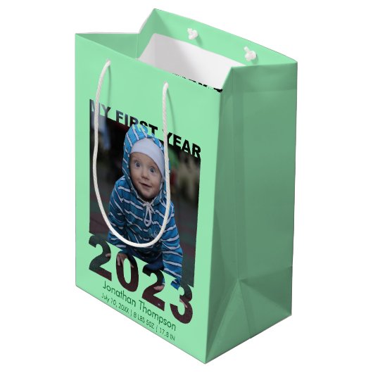Mein erstes Jahr 2023 Modernes Cutout Baby Foto Gr Mittlere Geschenktüte (Rückseite Schrägansicht)