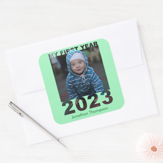 Mein erstes Jahr 2023 Modernes Cutout Baby Foto Gr Quadratischer Aufkleber (Umschlag)