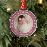 Mein erstes WeihnachtsCassis Personalisiert Baby F Ornament Aus Metall<br><div class="desc">Personalisieren Sie dieses moderne und elegante "My First Christmas" Ornament mit dem Foto Ihres Babymädchens, ihrem vollen Namen und dem Geburtsjahr. Elegante Cassis (eine hübsche Kombination aus staubiger Rose und mauvem lila) und weiße, runde Texte und Schneeflocken-Akzente bilden einen schönen Rahmen für ihr Foto. Foto Tipp: Foto auf ein Quadrat-Format...</div>