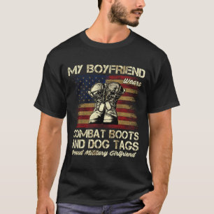 Mein Freund trägt Kampfstiefel und Tags für Hunde T-Shirt
