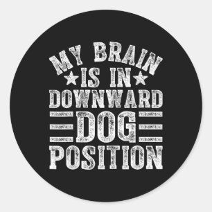Mein Gehirn ist in der Downward-Dog-Position  Runder Aufkleber