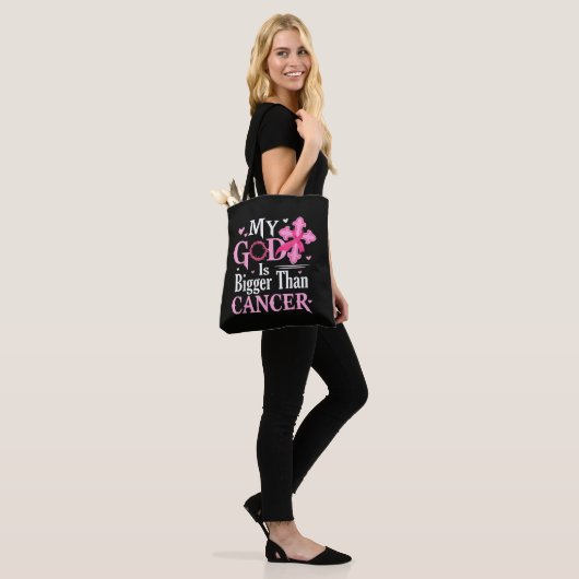 Mein Gott ist größer als Brustkrebs Tasche (Am Model)