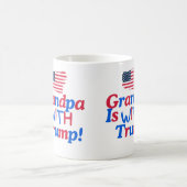 Mein Großvater steht mit Donald Trump Kaffeetasse (Mittel)