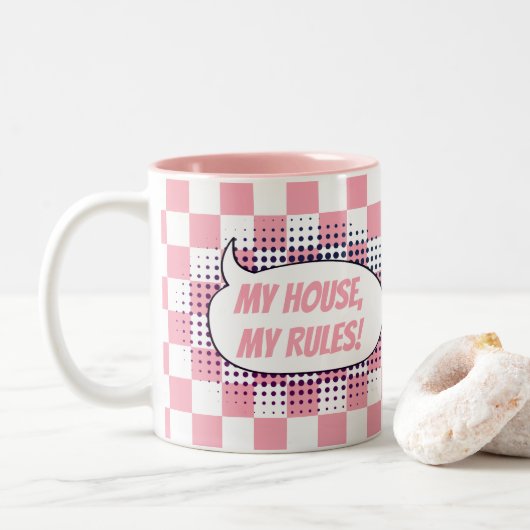 "Mein Haus, meine Regeln!" Hintergrund Zweifarbige Tasse (Mit Donut)