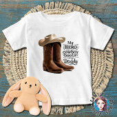Mein Held trägt Cowboystiefel, ich nenne ihn Daddy Baby T-shirt