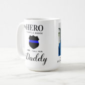 Mein Held trägt ein Abzeichen Daddy Vathers Day Fo Kaffeetasse (Vorderseite Links)