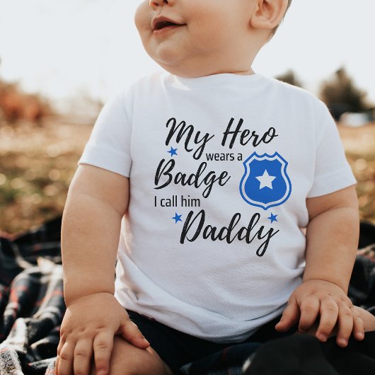 Mein Held trägt ein Abzeichen, das ich Ihm Daddy P Baby Strampler