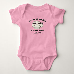 Mein Held trägt Koch, dass ich ihn Daddy Grilling Baby Strampler