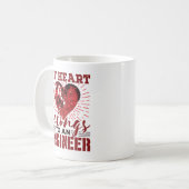 Mein Herz gehört einer Ingenieursfrau oder Freundi Kaffeetasse (Vorderseite Links)