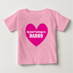 Mein Herz gehört Vatirosa-Weiß-individuellem Namen Baby T-shirt
