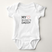 Mein Herz gehört zu Daddy Baby Bodysuit Baby Strampler (Vorderseite)