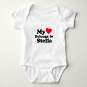 Mein Herz gehört zu Stella Baby Strampler (Vorderseite)