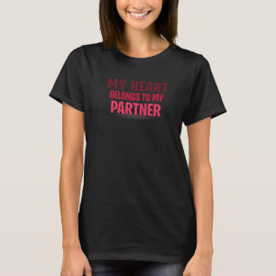 Mein Herz gehört zum Partner Funny Valentine's Day T-Shirt