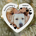 Mein Herz gehört zum Personalisierten Hundehund-Fo Keramik Ornament<br><div class="desc">Ehre deinen besten Freund mit einem Foto-Dekor. Dieser einzigartige Foto-Ornament-Sake weist eine Herzgrenze auf, Zitat "Mein Herz gehört zu". Paten, Fotos und Namen für Lieblingshunde , Pferde oder Katzen . Die Einrichtung ist zweiseitig, können Sie 2 Lieblings-Fotos, eines auf jeder Seite. Personalisieren Sie den Namen auf der Vorderseite und das...</div>