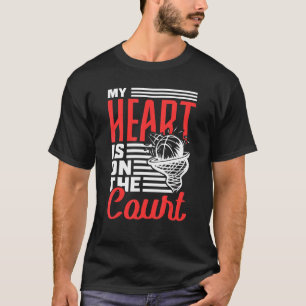 Mein Herz ist auf dem Basketball auf dem Hof T-Shirt