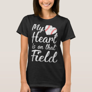 Mein Herz ist auf diesem Baseball- und Softballfel T-Shirt
