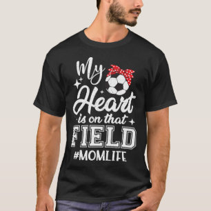 Mein Herz ist auf diesem Spielfeld Fußball-Mama Mu T-Shirt