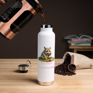 Mein Horn ist nur Keratin – Nashorn mit gebrochene Trinkflasche