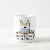 Mein Hund arbeitet hart Kaffeetasse (Mittel)