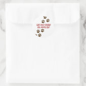 Mein Hund geht durch mich Runder Aufkleber (Tasche)
