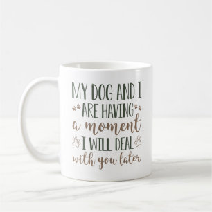 Mein Hund und ich haben einen Moment Kaffeetasse