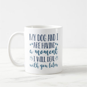 Mein Hund und ich haben einen Moment Kaffeetasse