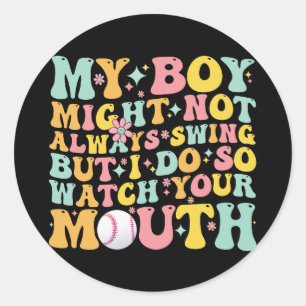Mein Junge schwingt vielleicht nicht immer, aber i Runder Aufkleber