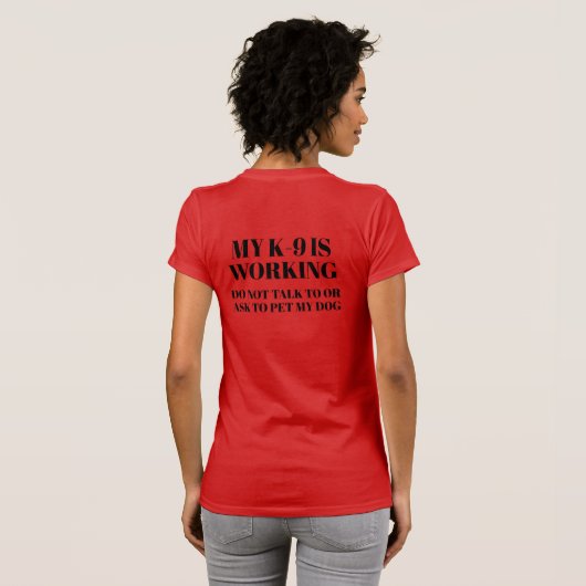 Mein K-9 arbeitet, spricht nicht mit oder fragt T-Shirt (Schwarz voll)