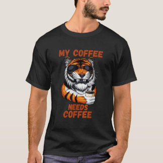 Mein Kaffee braucht Kaffee lange, sonnig T-Shirt
