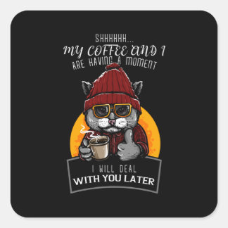 Mein Kaffee und ich haben einen Moment, in dem ich Quadratischer Aufkleber
