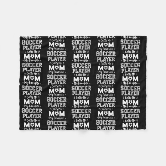 Mein Lieblingsfußballspieler nennt mich Mama Socce Fleecedecke (Vorderseite (Horizontal))