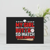 Mein Mädchen mag nicht immer schwingen, aber ich s Einladung (Stehend Vorderseite)