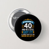 Mein Mann ist 40, er hat es immer noch - lustiges Button (Vorne & Hinten)