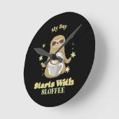 Mein Tag fängt mit Kaffee an Runde Wanduhr (Winkel)