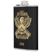 Mein Tod geht nie aus Adlerveteran Flachmann (Links)