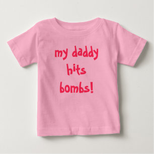 mein Vati schlägt Bomben! Baby T-shirt