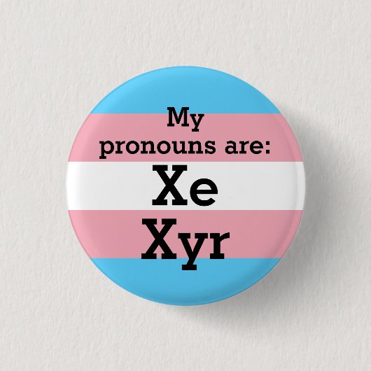 Meine Aussprache lautet: Xe Xyr - Trans Flag Button (Vorderseite)