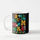 Meine Autismus-Mama Era Groovy Puzzle Piece Retro Kaffeetasse (Links)