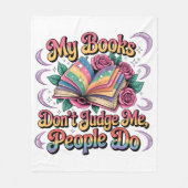 Meine Bücher beurteilen mich nicht... Fleecedecke (Vorderseite)