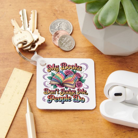 Meine Bücher beurteilen mich nicht... Schlüsselanhänger (Schreibtisch)