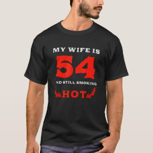 Meine Ehefrau ist 54 Jahre alt und raucht noch hei T-Shirt