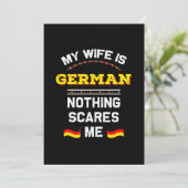 Meine Ehefrau ist die deutsche Alemania Republic G Einladung (Stehend Vorderseite)