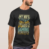Meine Ehefrau sagt, ich habe nur zwei Fehler Gamer T-Shirt (Vorderseite)